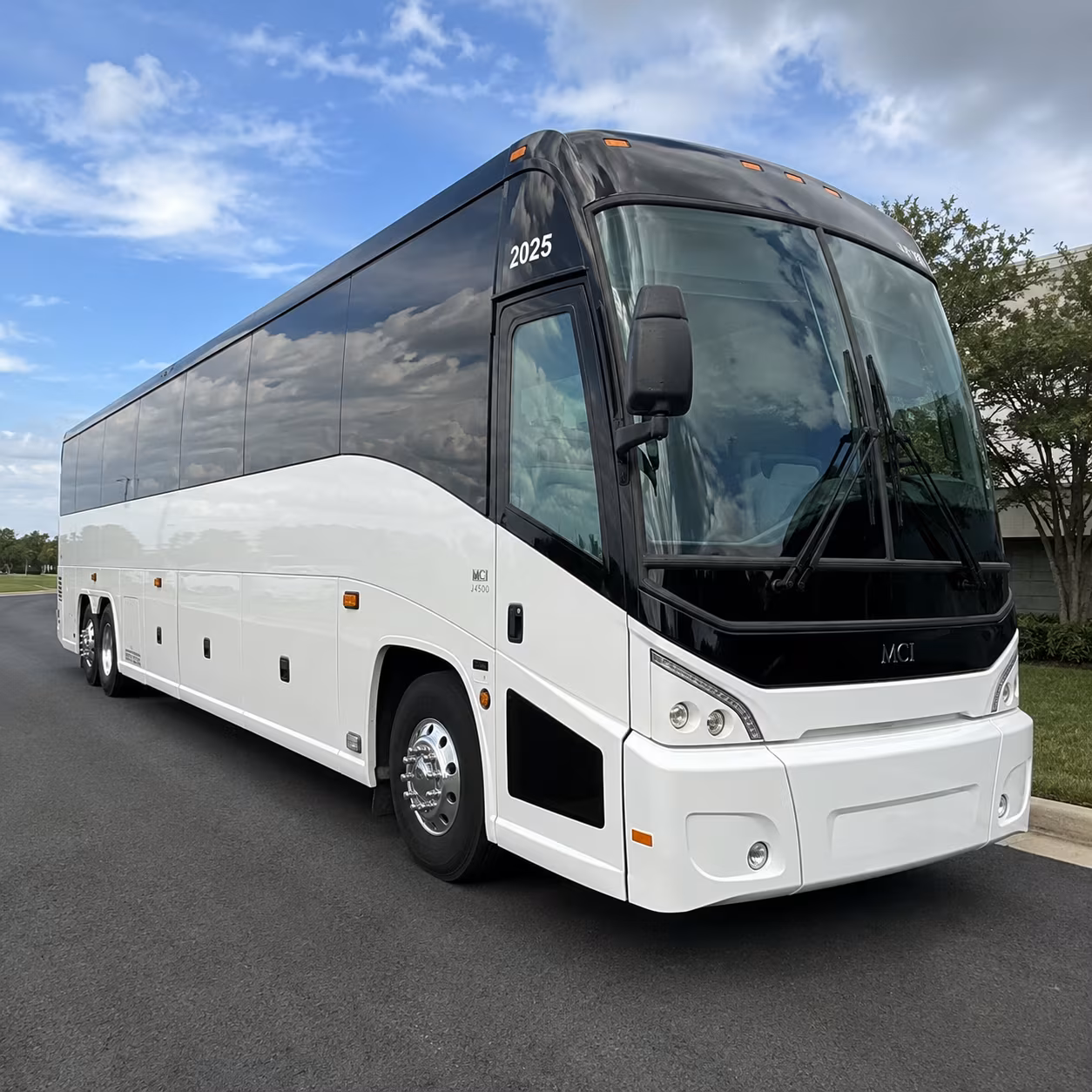 corporate airport transfer buses between lansing lan and dtw
