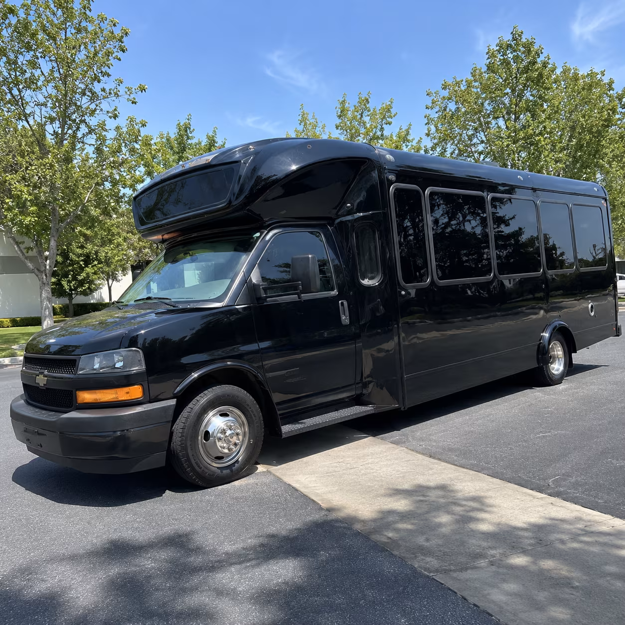 lansing 15 passenger party bus